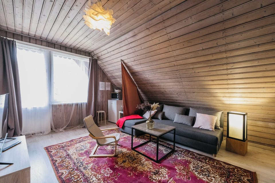 Suite, Balcony, Garden View | Living area