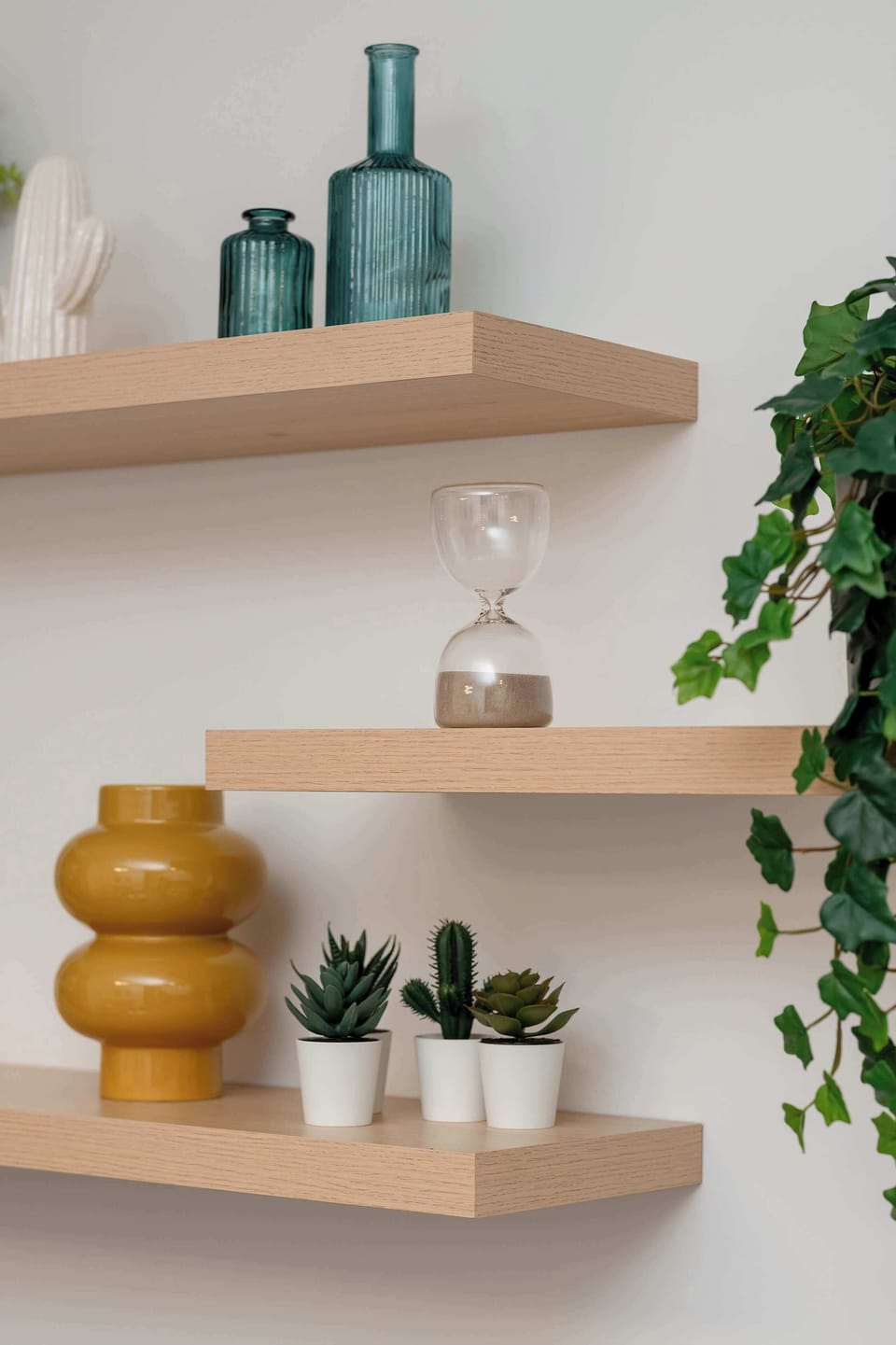 Shelves decorated with accessories bring lightness and a pleasant sense of home-like harmony into the space.