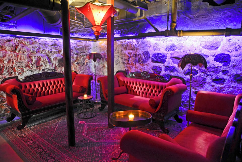 3 bars/lounges