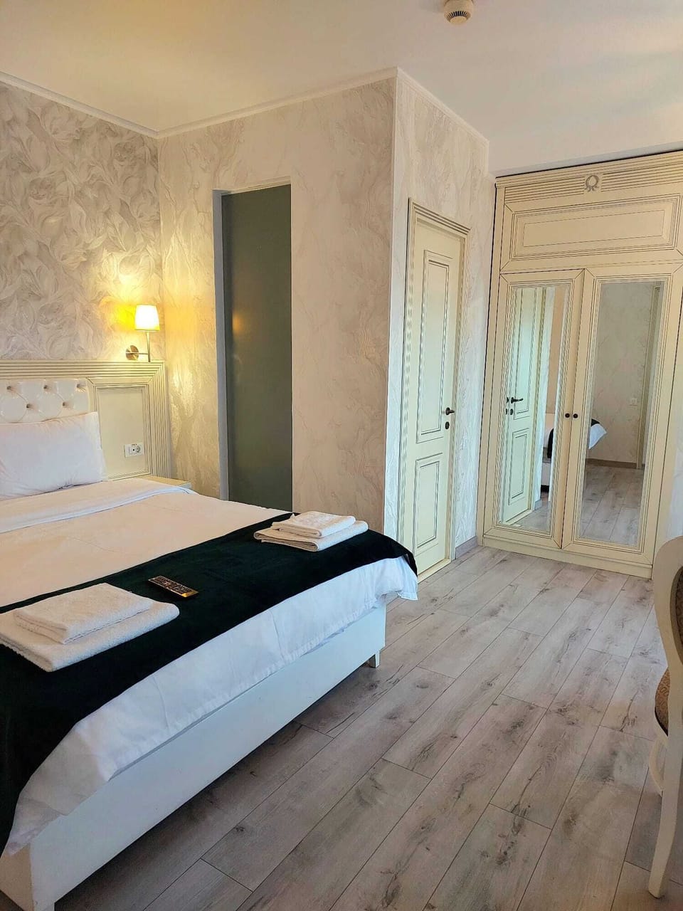 Double Room | In-room safe, iron/ironing board, free WiFi, bed sheets