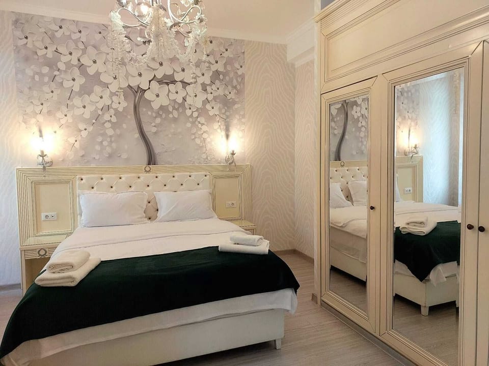 Deluxe Double Room, Balcony | In-room safe, iron/ironing board, free WiFi, bed sheets