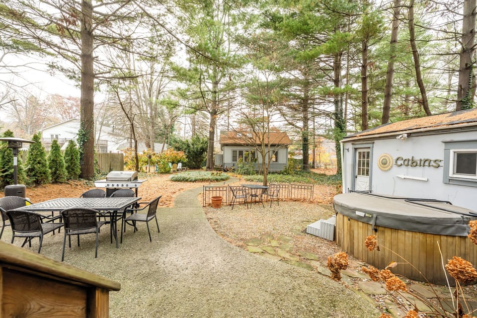 Two Homes On Private Grounds With Hot Tub!
