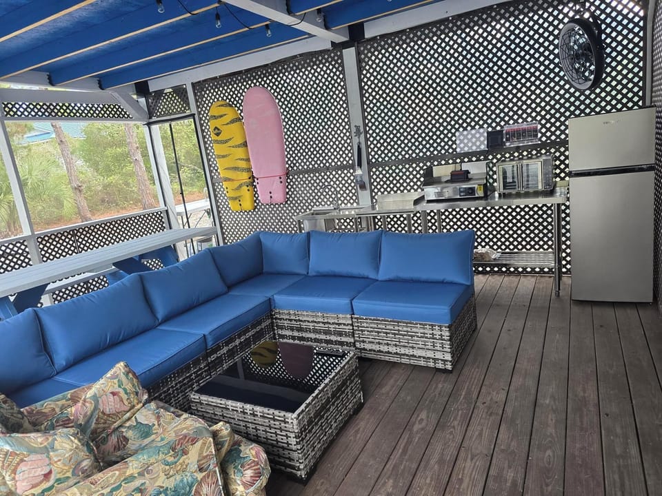 Ahhhh, lounge in the screened patio