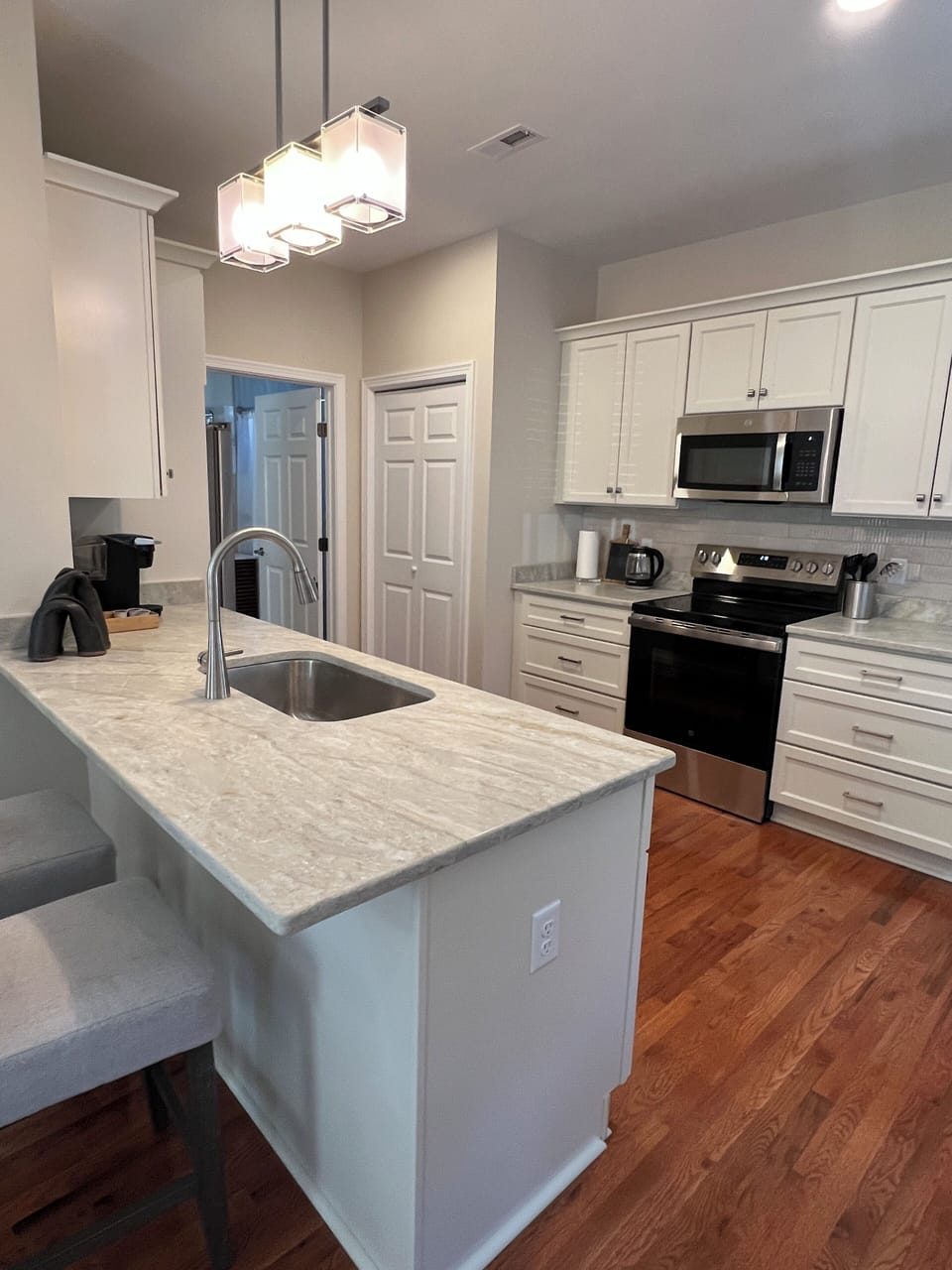 Fully equipped kitchen with breakfast bar and table and chairs