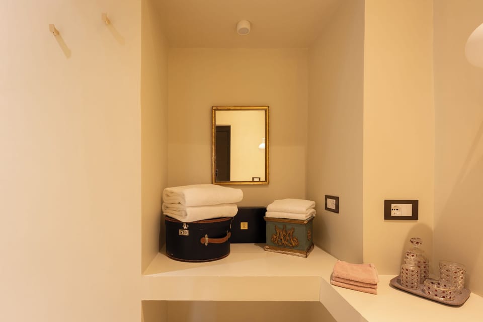 Apartment | Bathroom | Shower, free toiletries, hair dryer, bidet