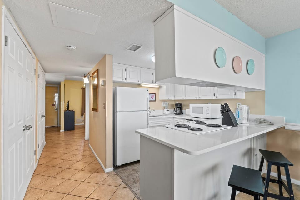 Condo, 1 King Bed with Sofa bed (Island Winds West Unit 575) | Private kitchen | Oven, toaster