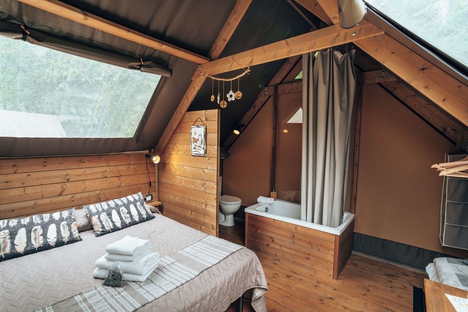 Classic Tent, 1 Bedroom, Ensuite, Garden View | In-room safe, bed sheets