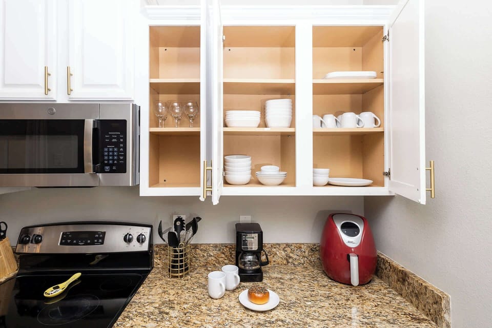 No need to pack the dishes & cookware for your Florida getaway!