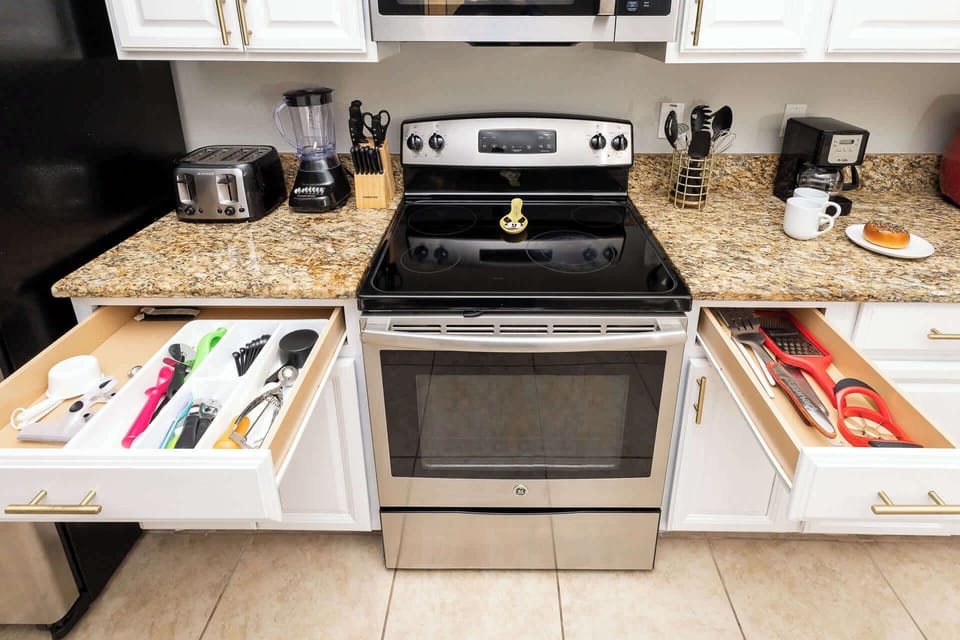 No need to pack the dishes & cookware for your Florida getaway!