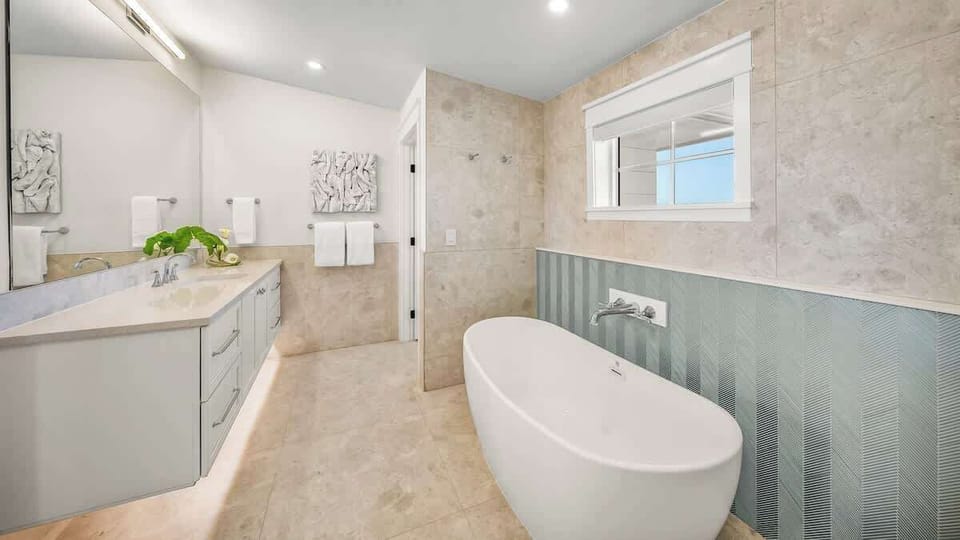 Home A - Master Bedroom 2 - En-Suite Master Bathtub