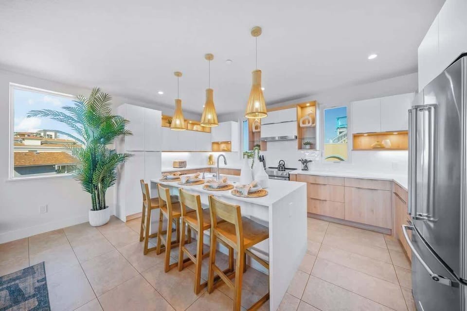 Home A - Kitchen - 4 Person Island Top Bar - Oversized Refrigerator - Dishwasher - Oven - &amp; Large Gas Stove