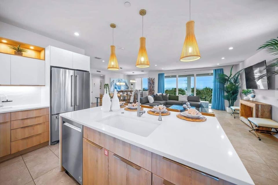 Home A - Kitchen - 4 Person Island Top Bar - Oversized Refrigerator - Dishwasher - Oven - &amp; Large Gas Stove