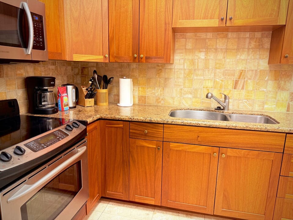 Full Kitchen in Suite