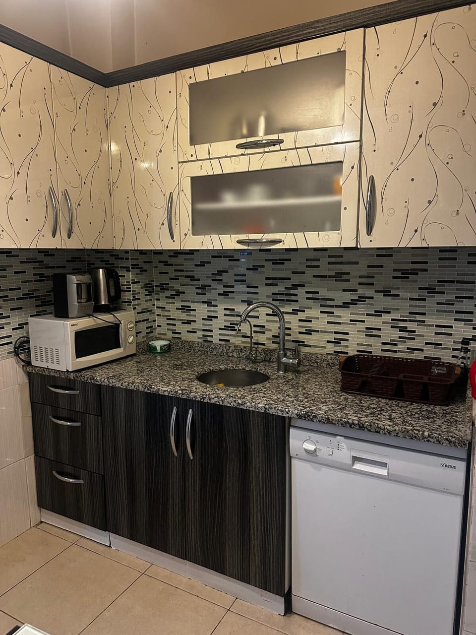 Classic Apartment, Balcony, City View | Shared kitchen | Coffee/tea maker, electric kettle