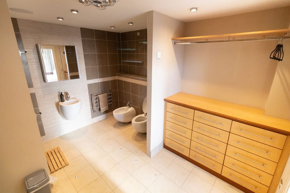 Top-floor bathroom with sinks and bidet