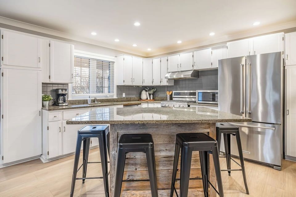Liisa's Lodge (Pet Friendly) | Private kitchen | Full-size fridge, microwave, oven, stovetop