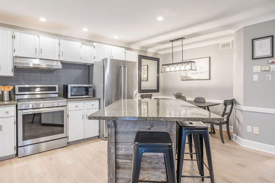 Liisa's Lodge (Pet Friendly) | Private kitchen | Full-size fridge, microwave, oven, stovetop