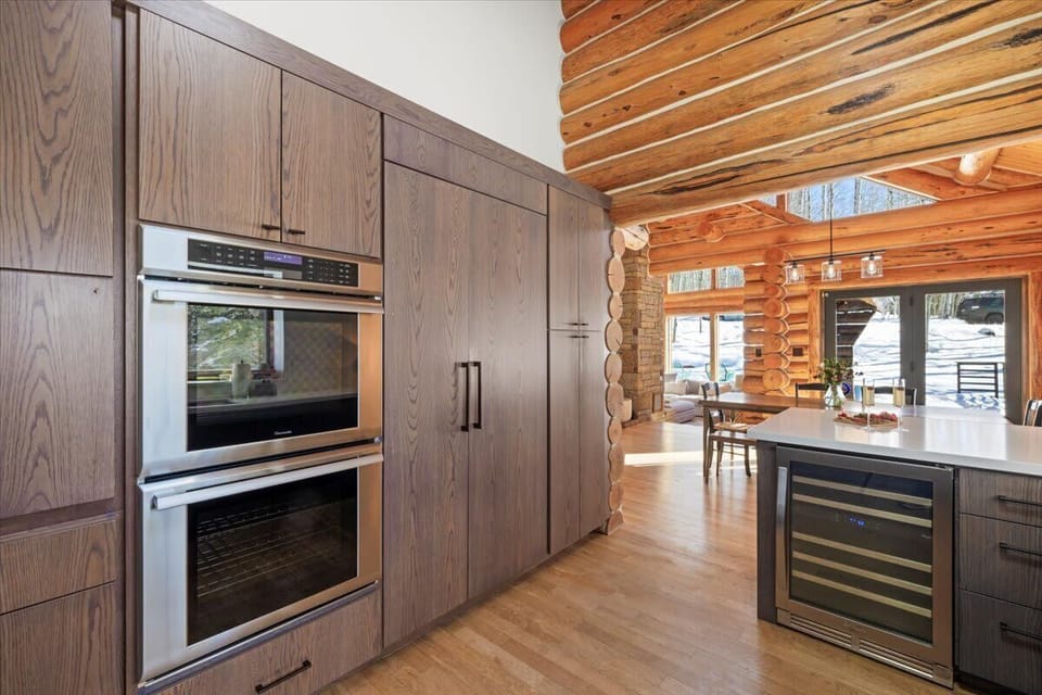 Kitchen: Drip coffee maker, toaster oven, kettle, cooking utensils, tableware