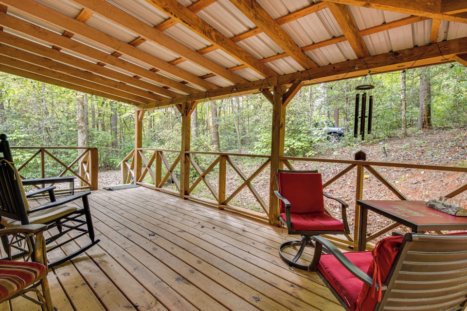 Furnished Deck | Cornhole Boards | Fire Pit | 4 Mi to Unicoi State Park