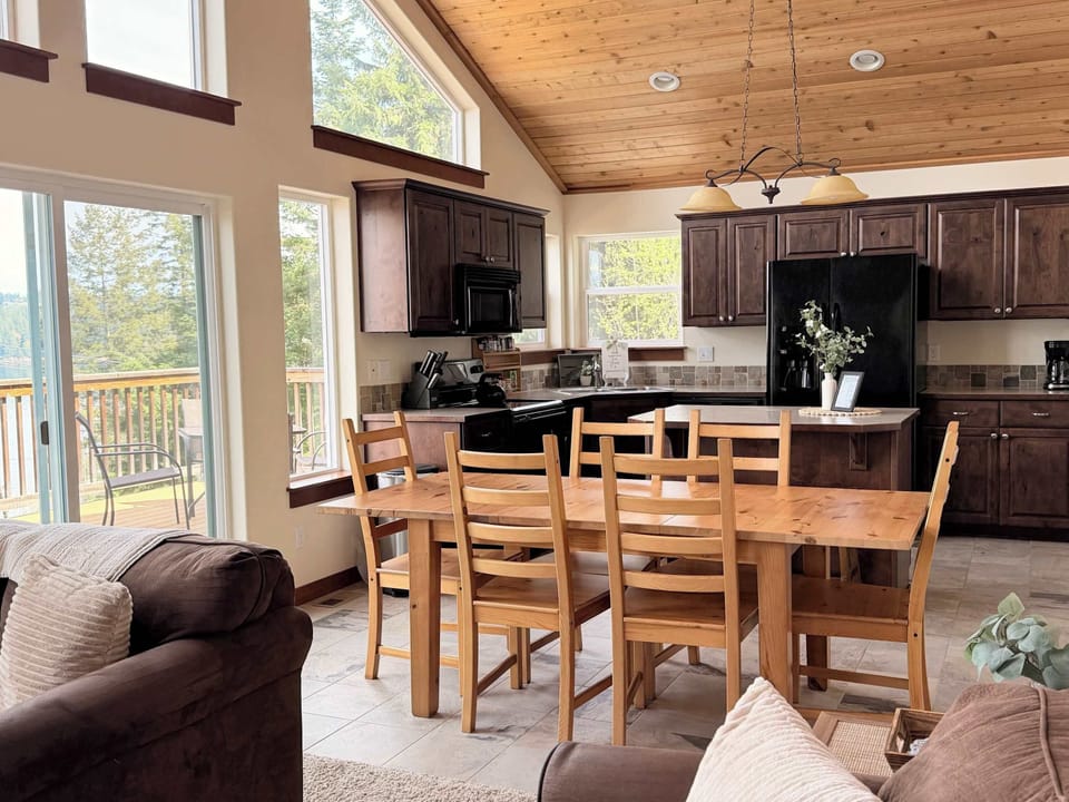 The dining room is centered in-between the kitchen and living room, with direct access out the the lakeview deck. 