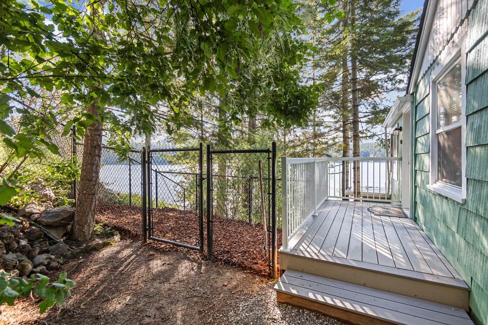 Small area to keep your pup, right off the main entrance