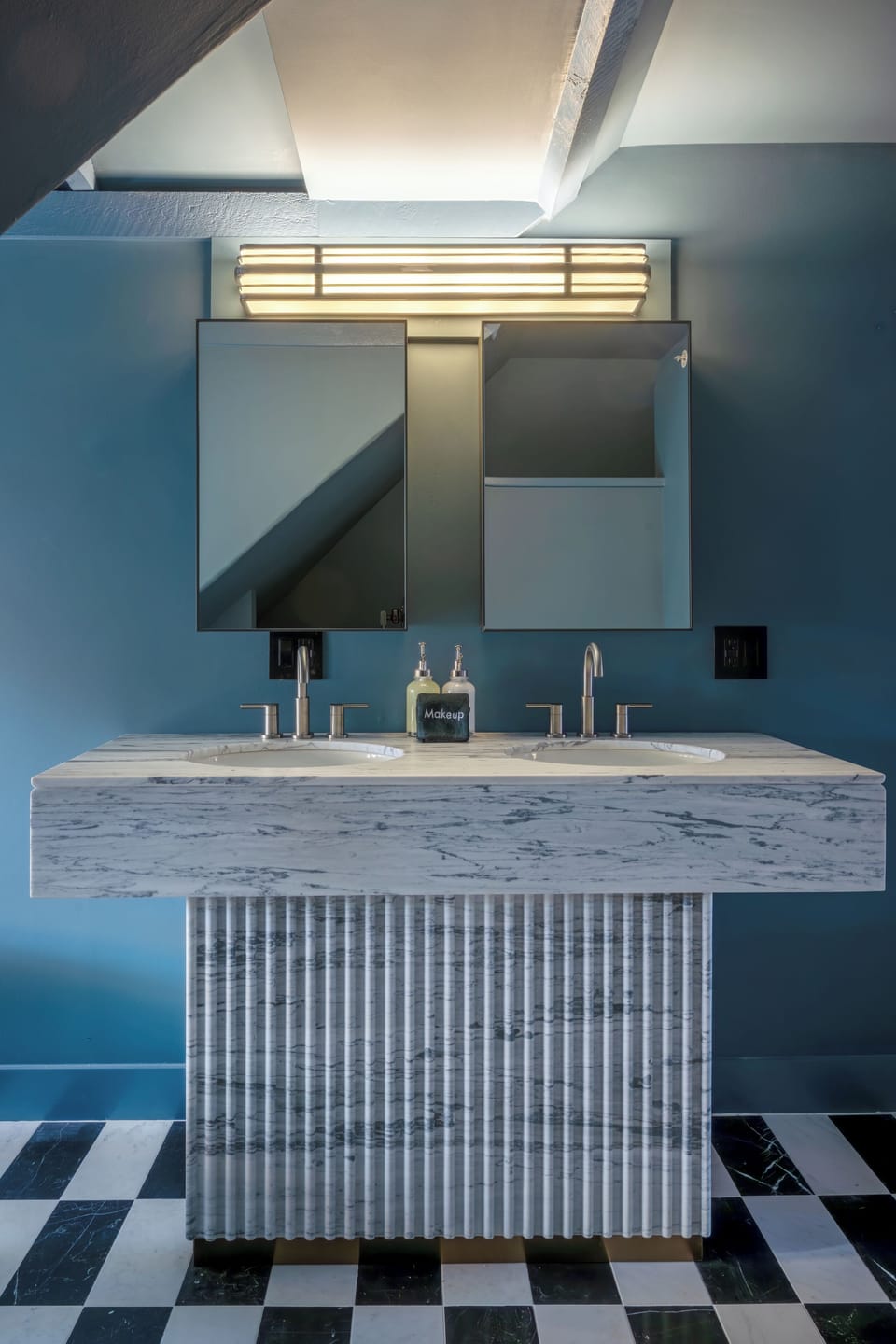 Presidential Room, 1 King Bed | Bathroom | Combined shower/tub, hair dryer, bathrobes, towels