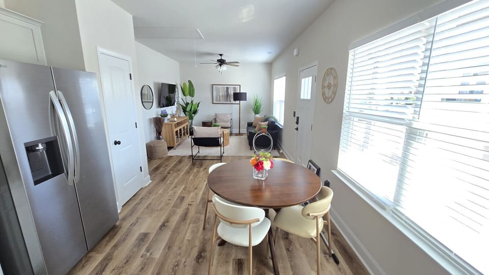 The perfect layout for unwinding: start your day at the table and sink into the bright, welcoming atmosphere of our spacious living room.