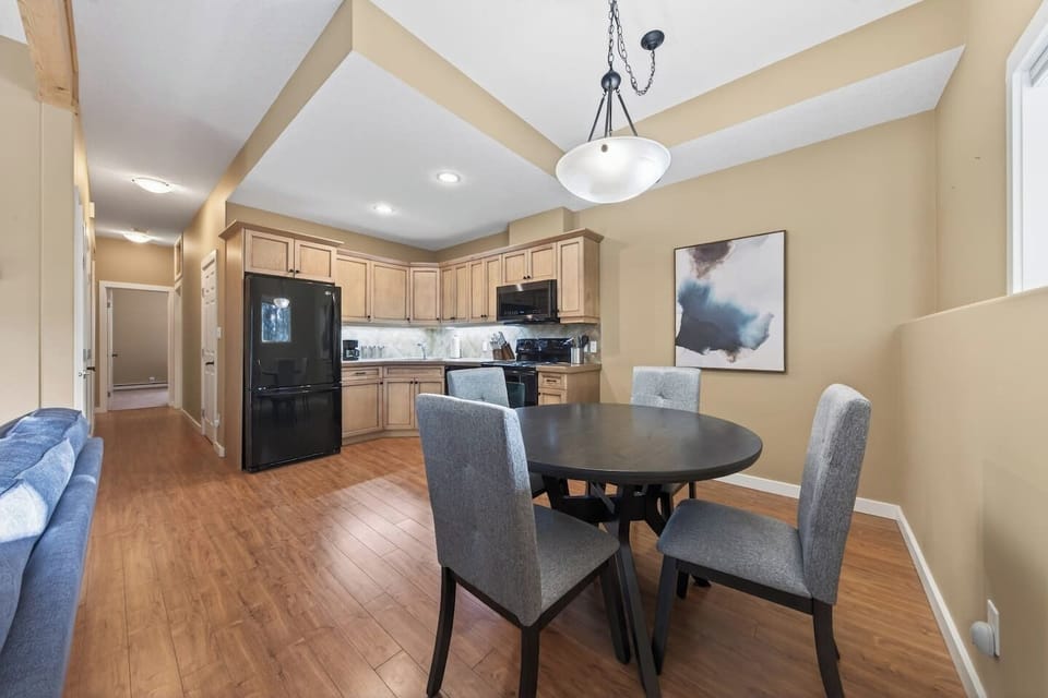 Dining area with seating for 4.
