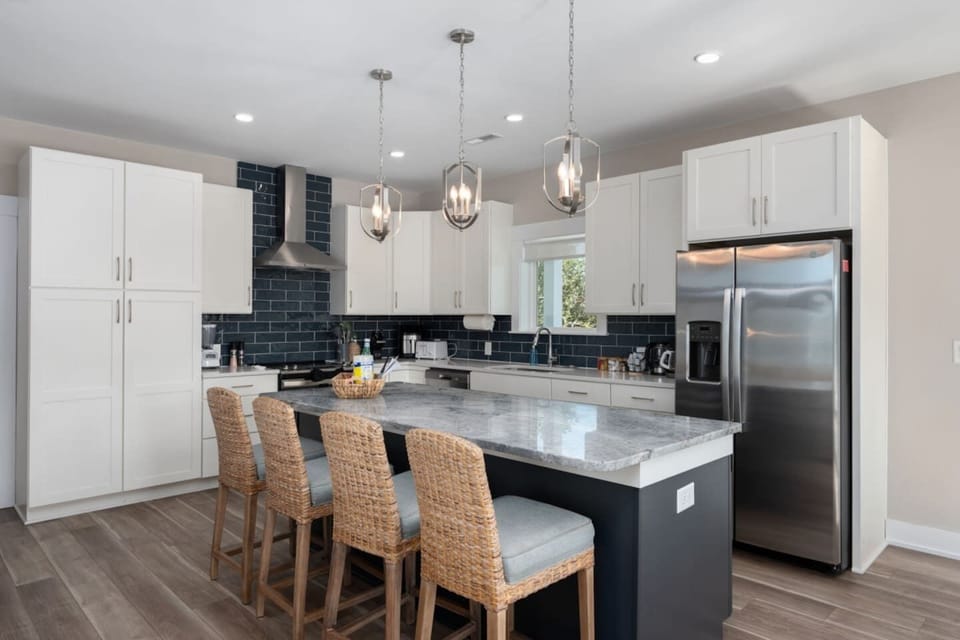 Stylish kitchen w/ island seating, pendant lighting & modern finishes.