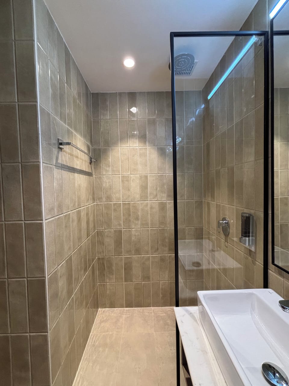 Classic Double Room | Bathroom | Towels, soap, shampoo, toilet paper