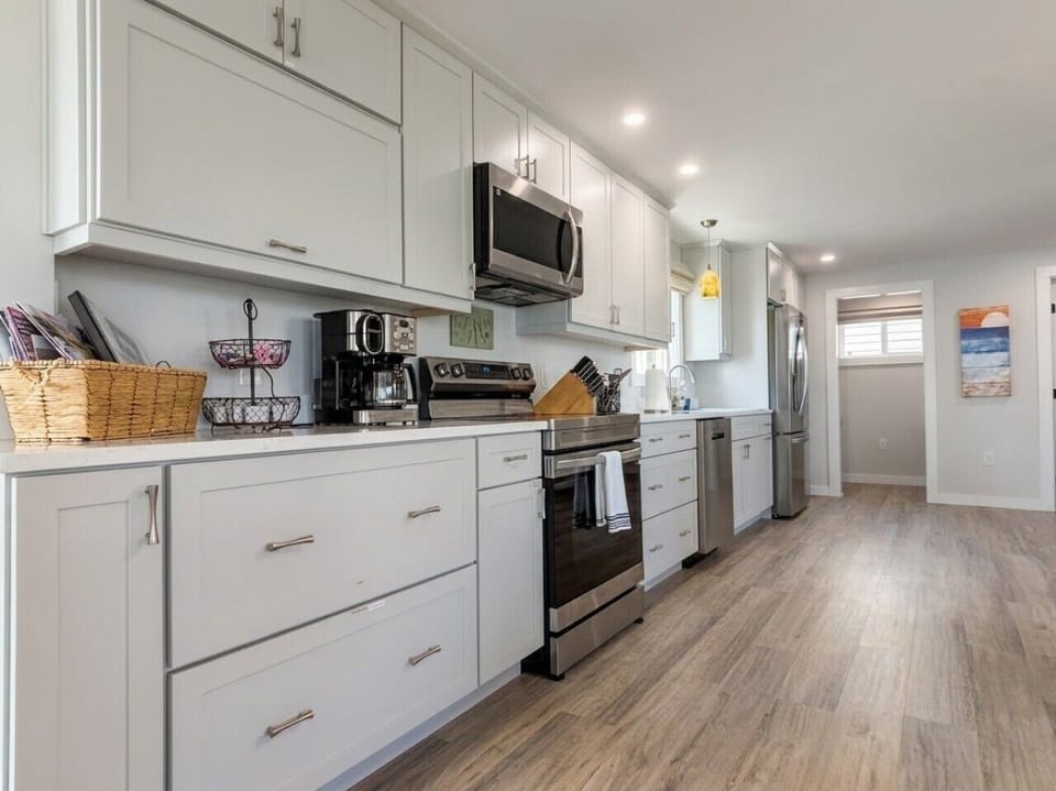Full Kitchen | Dining Area | Keurig/Drip Coffee Maker | Coffee Provided
