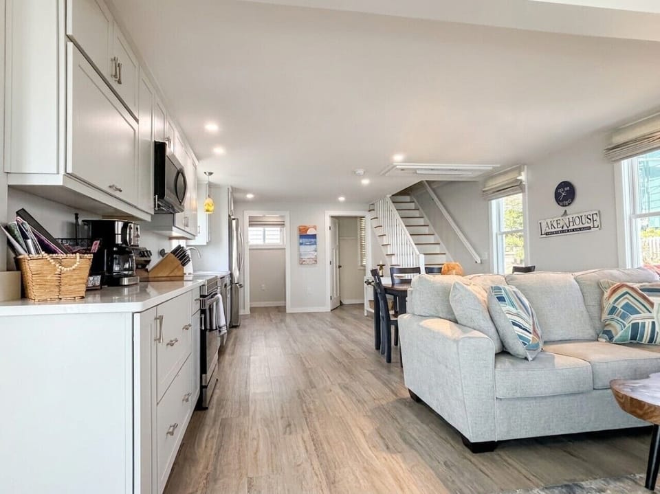 Full Kitchen | Dining Area | Keurig/Drip Coffee Maker | Coffee Provided