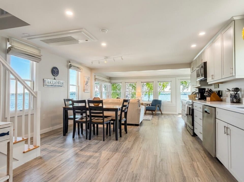 Full Kitchen | Dining Area