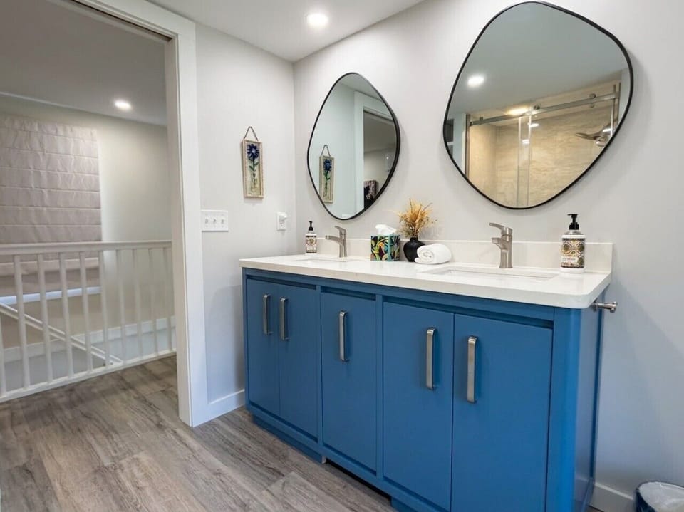 Full Bathroom #1 | Top Floor | Towels Provided
