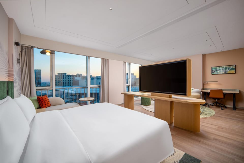 Premium Room, 1 King Bed | Soundproofing, WiFi (free)