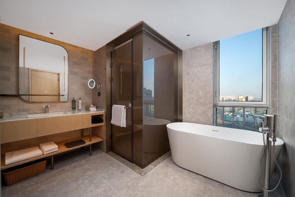 Deluxe Suite, 1 King Bed | Bathroom | Free toiletries, hair dryer, slippers
