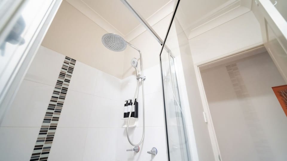 Full bathroom 1 image 2