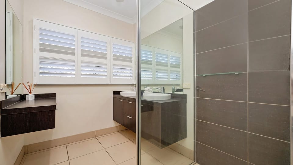 Full bathroom image 1