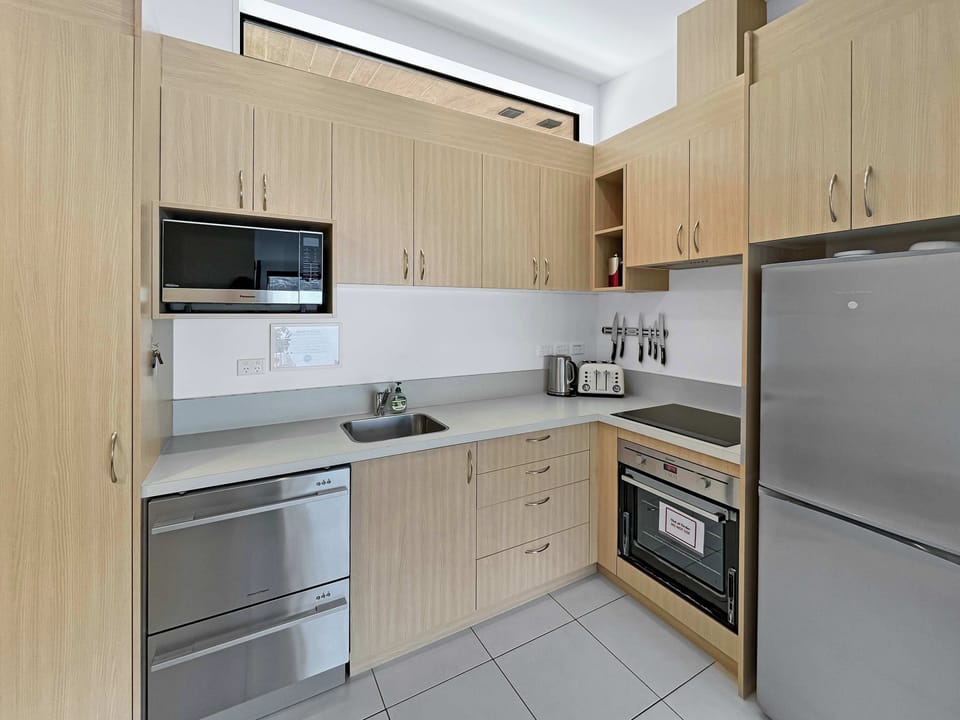 Cook with ease in this modern, well-appointed kitchen