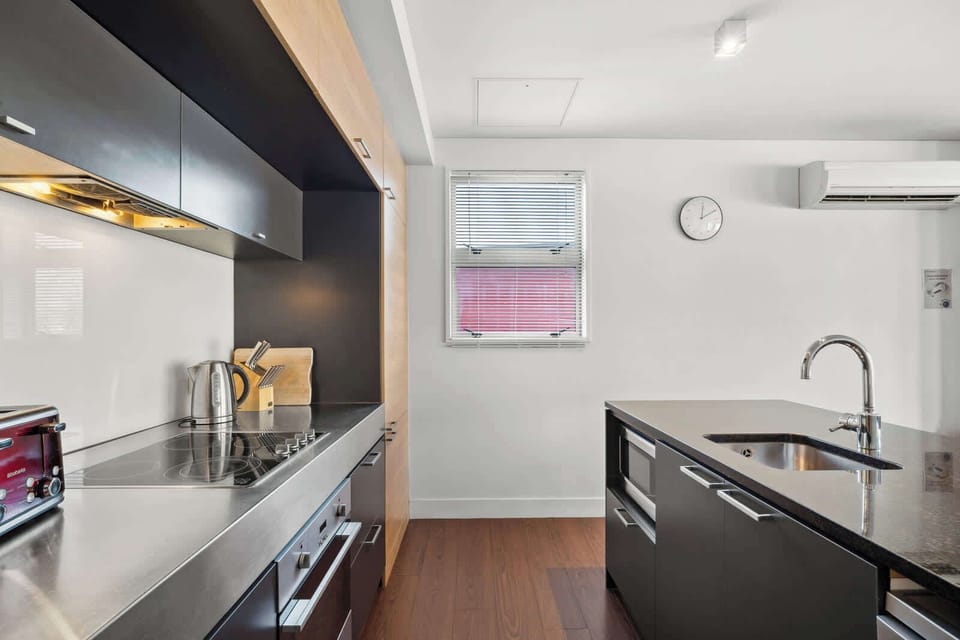 Stylish kitchen with everything you need for home-cooked meals.