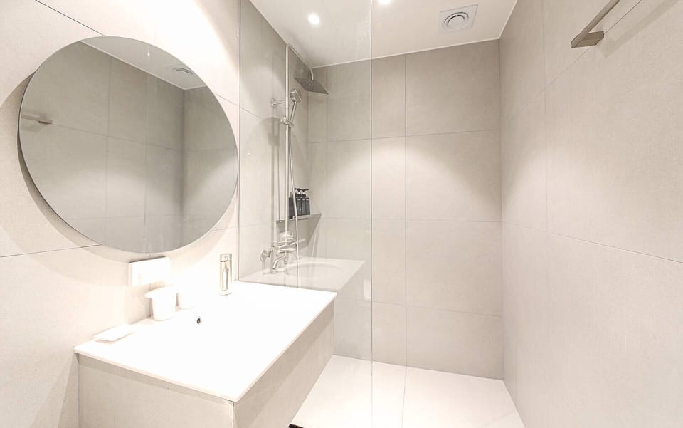 Standard Double Room, City View | Bathroom | Shower, free toiletries, hair dryer, towels