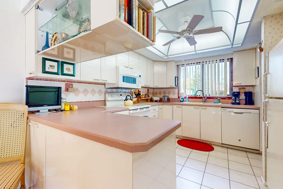 Make meals simple during your beach stay in this bright, fully equipped kitchen featuring ample counter space and modern appliances—perfect for quick breakfasts or relaxed dinners after a day by the shore.