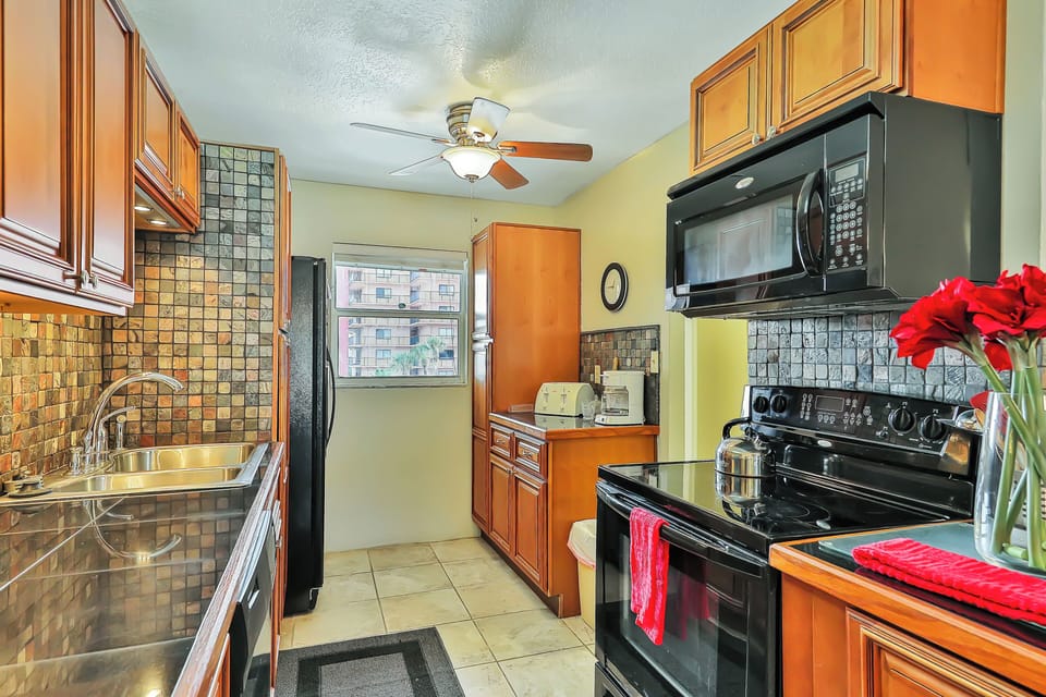 Make your beach stay effortless with this fully equipped kitchen featuring modern appliances, ample counter space, and stylish finishes—perfect for preparing meals and snacks between beach adventures.