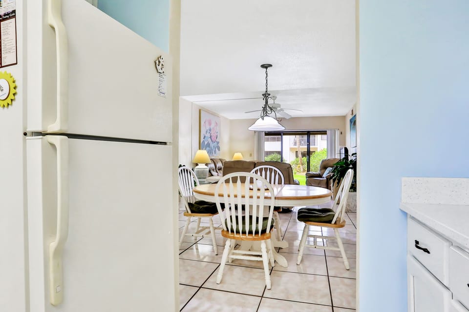 This open coastal layout connects the kitchen, dining, and living spaces for easy beach living. Ideal for a relaxed beach stay, offering a bright, welcoming flow perfect for meals, lounging, and post-beach downtime.