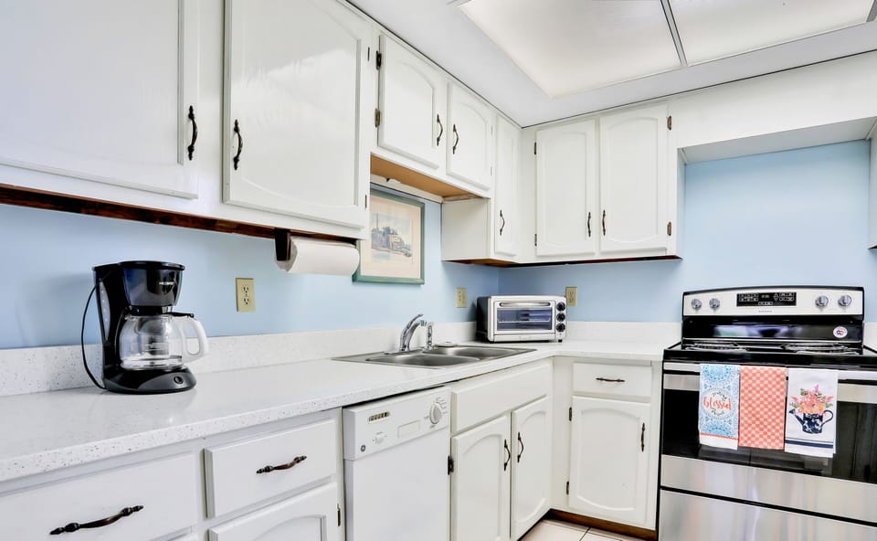 This clean, coastal kitchen offers full appliances and ample space for preparing meals during your beach stay. Perfect for quick breakfasts or relaxed dinners after a day of sun, sand, and seaside fun.