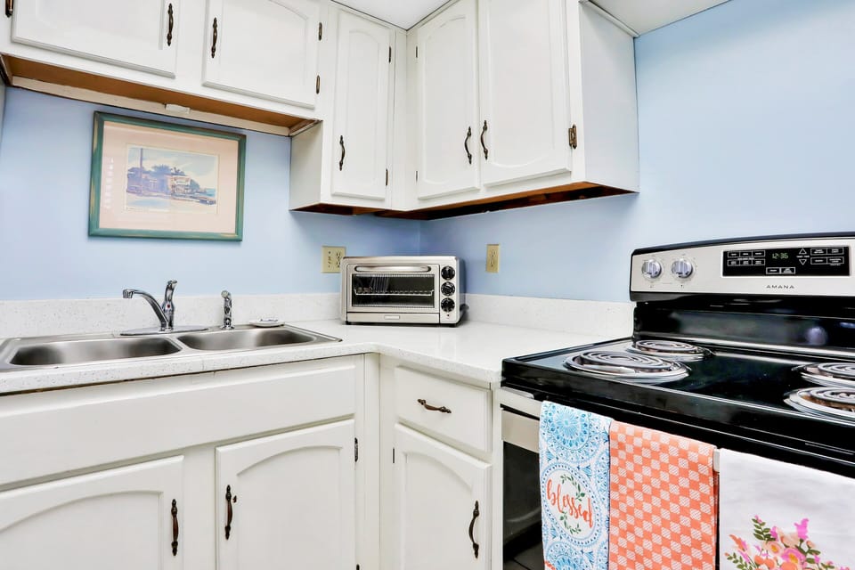 This charming coastal kitchen corner features full appliances and a bright, airy feel—ideal for easy meals during your beach stay. Enjoy convenient cooking before heading out to the sand, surf, and seaside fun.