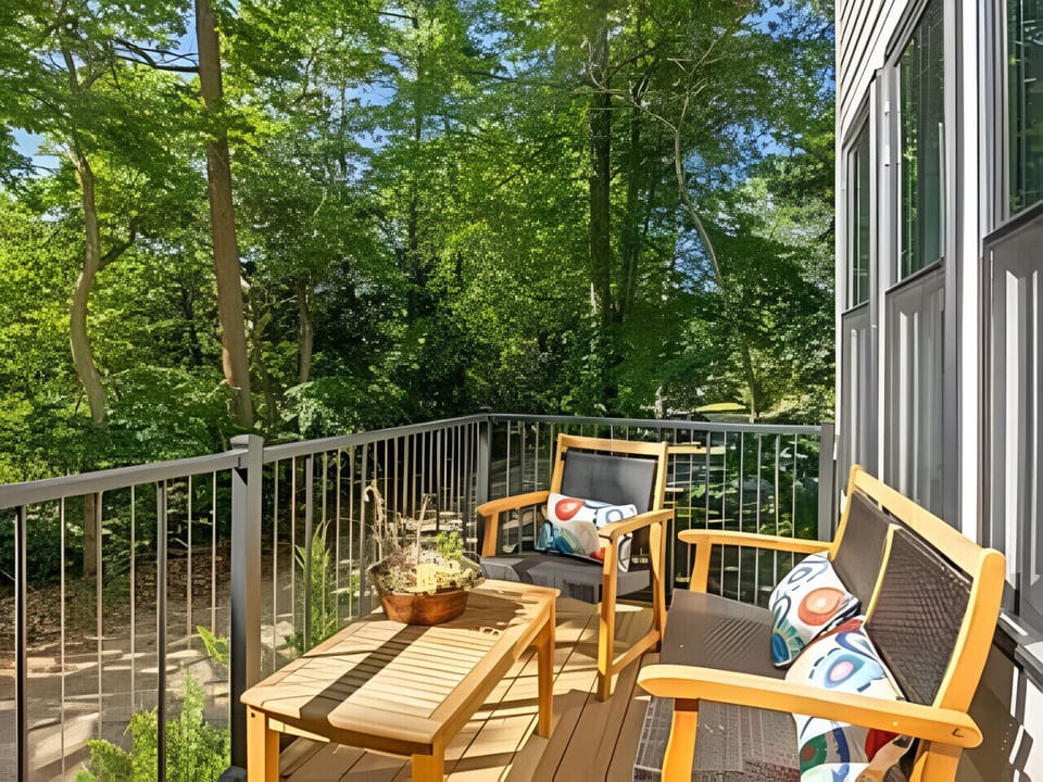 Upper Level Front Patio