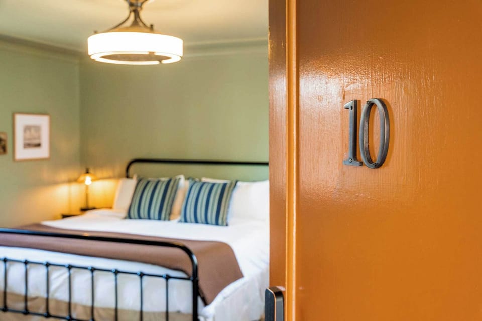 Hiwasee Room | Lookout Mountain Inn