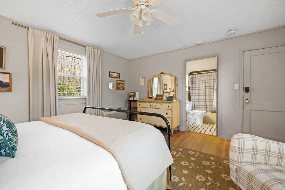 Glenn Falls Room | Lookout Mountain Inn