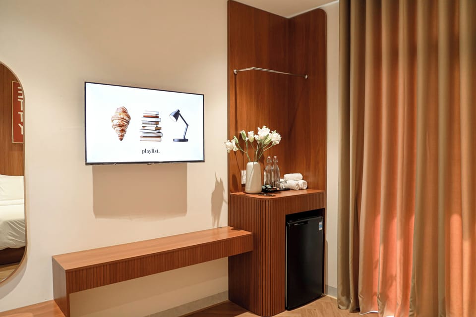 Deluxe Double Room Single Use, Balcony, Lake View | Wardrobe